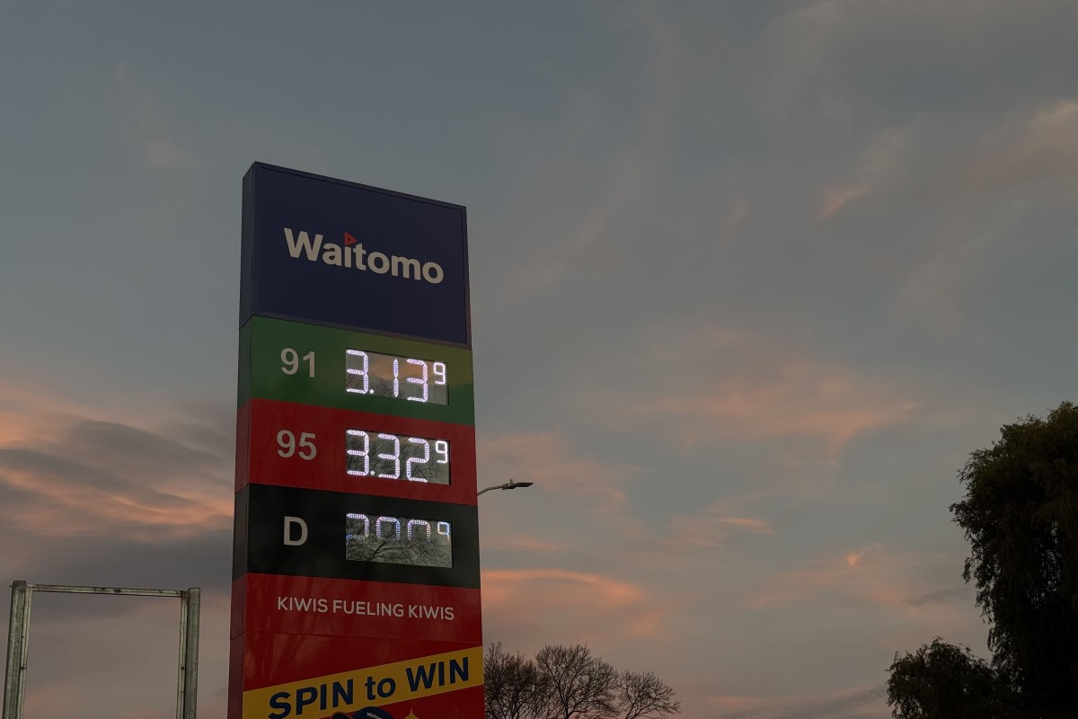 StandShowcasingFuelPrices